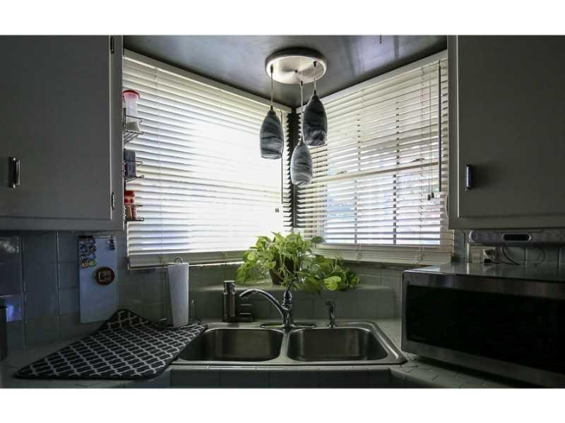 216 East Elmhurst Road Green Tree, PA 15220 - Photo 20 of 25 Kitchen.