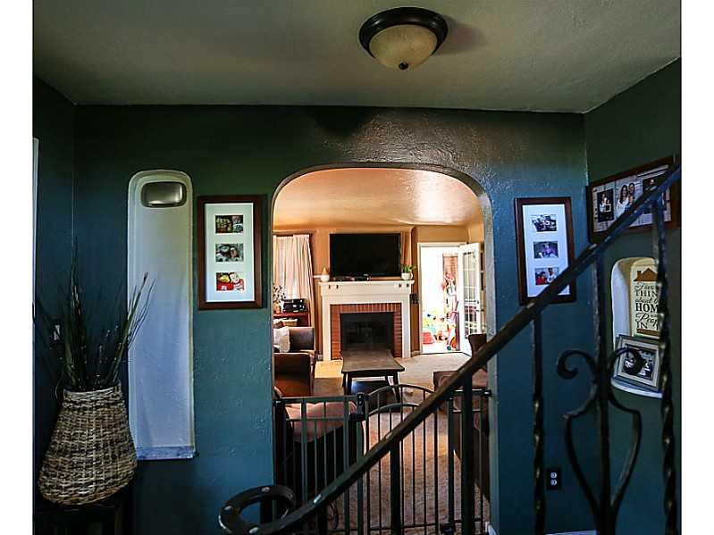 216 East Elmhurst Road Green Tree, PA 15220 - Photo 3 of 25 Entry/Foyer.