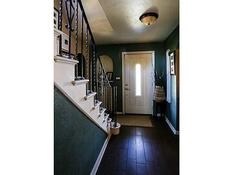 216 East Elmhurst Road Green Tree, PA 15220 - Photo 10 of 25 Entry/Foyer.