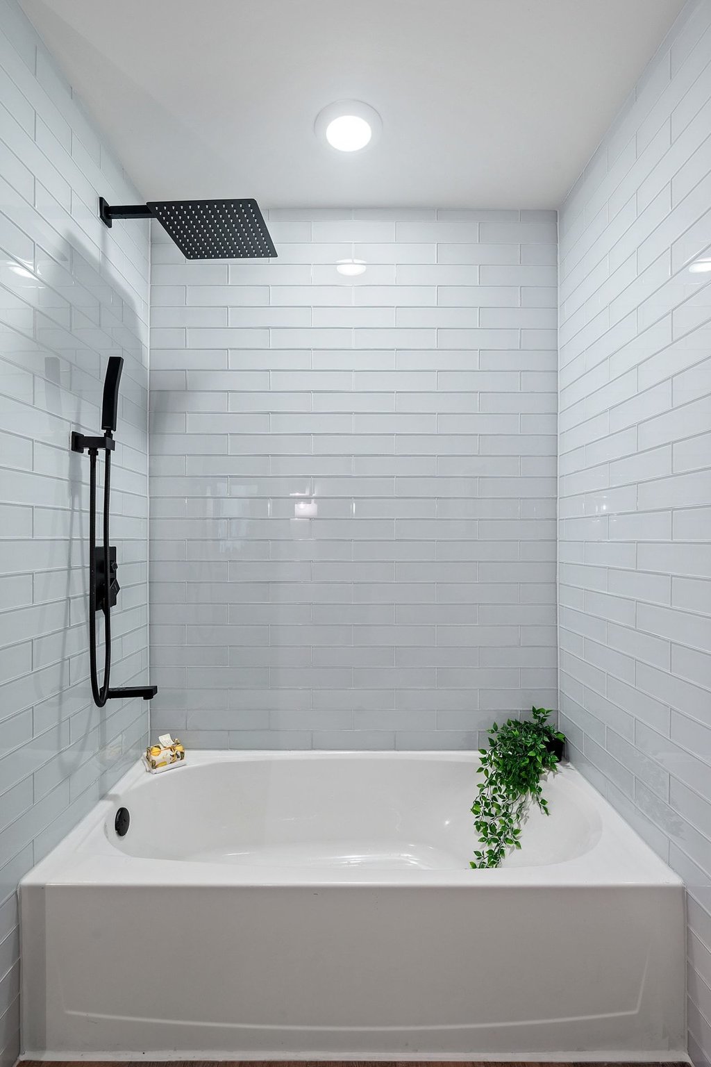 2450 Wickersham Lane, Unit 1927 Austin, TX 78741 - Photo 16 of 40 a bathroom with a bathtub and shower