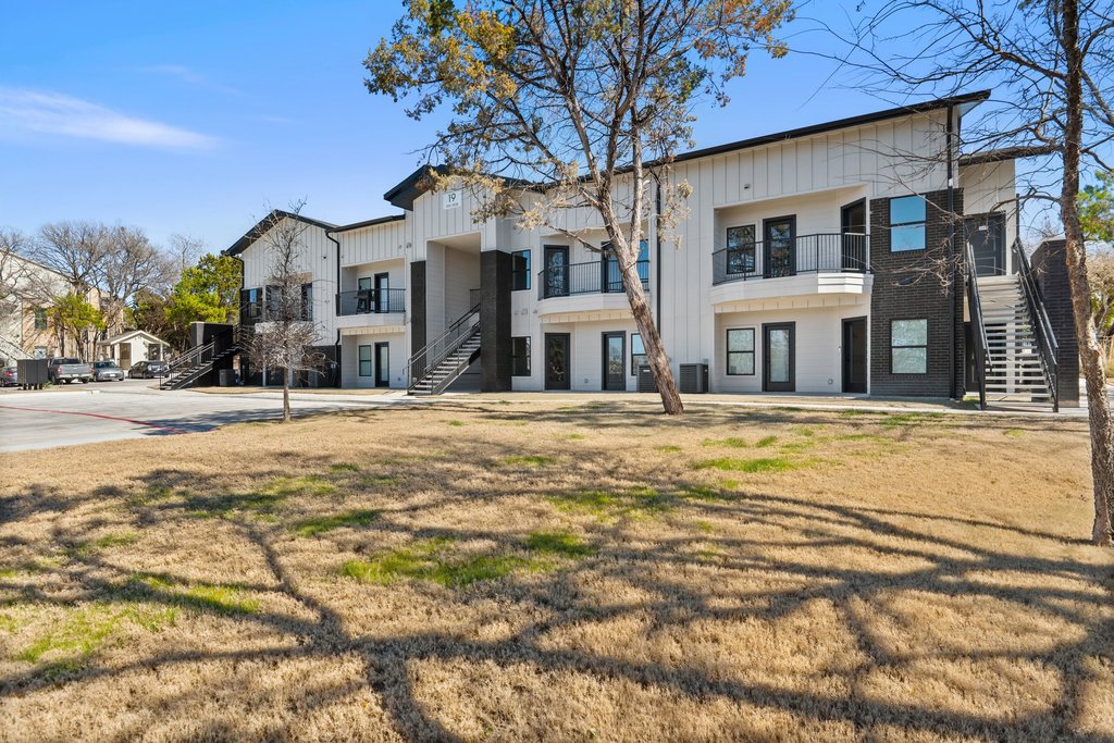 2450 Wickersham Lane, Unit 1927 Austin, TX 78741 - Photo 33 of 40 a swimming pool with outdoor seating