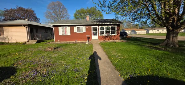 a view of a house with backyard and garden