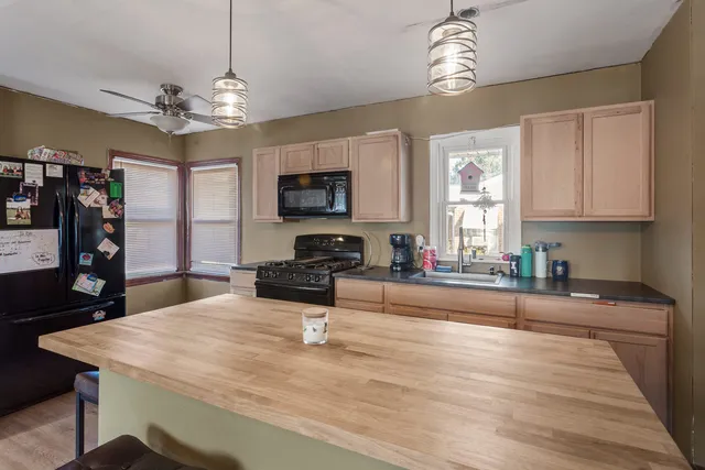 $145,000 | 300 East Warren Street, Le Roy, IL 61752