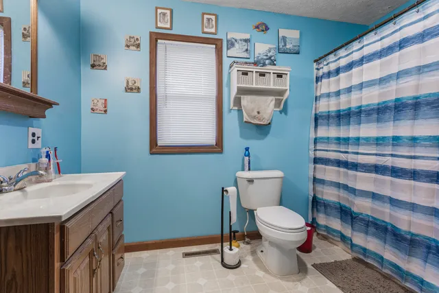 $145,000 | 300 East Warren Street, Le Roy, IL 61752