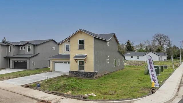 a view of a house with backyard