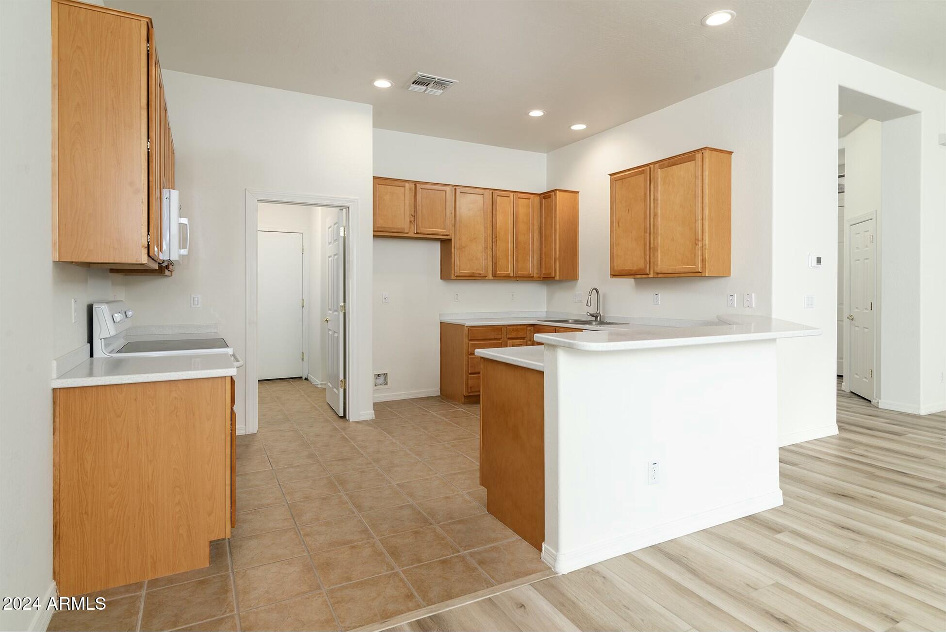 10169 East Dinosaur Ridge Road Gold Canyon, AZ 85118 - Photo 13 of 43 Kitchen with barstool seating