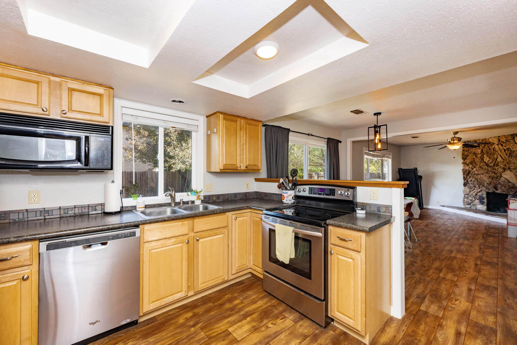 1118 Ruthie Lane Redding, CA 96002 - Photo 3 of 25 FE5A7795-HDR
