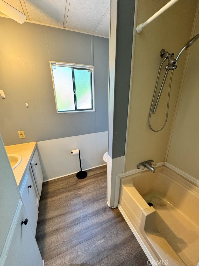 185 Grimont Road Oroville, CA 95966 - Photo 26 of 43 a bathroom with a tub and a sink