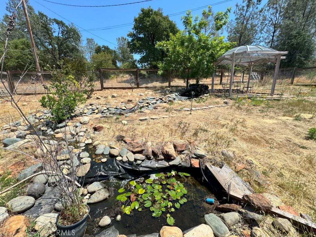 185 Grimont Road Oroville, CA 95966 - Photo 41 of 43 a view of a garden with an umbrella