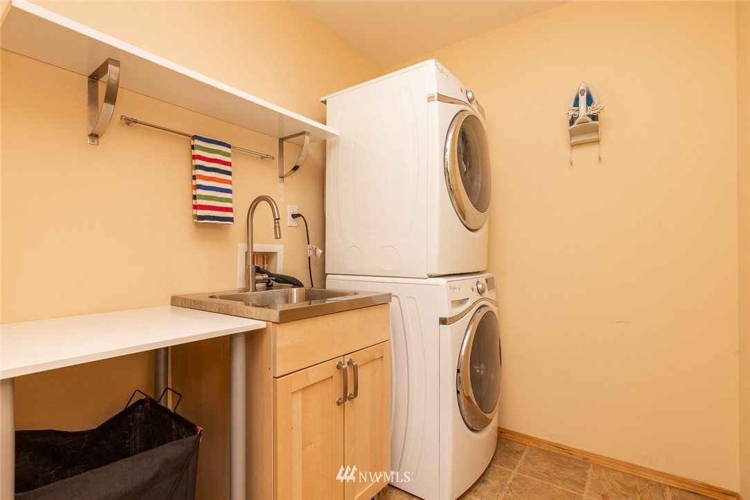 659 Shadow Avenue Northeast Renton, WA 98059 - Photo 15 of 37 a utility room with dryer and washer