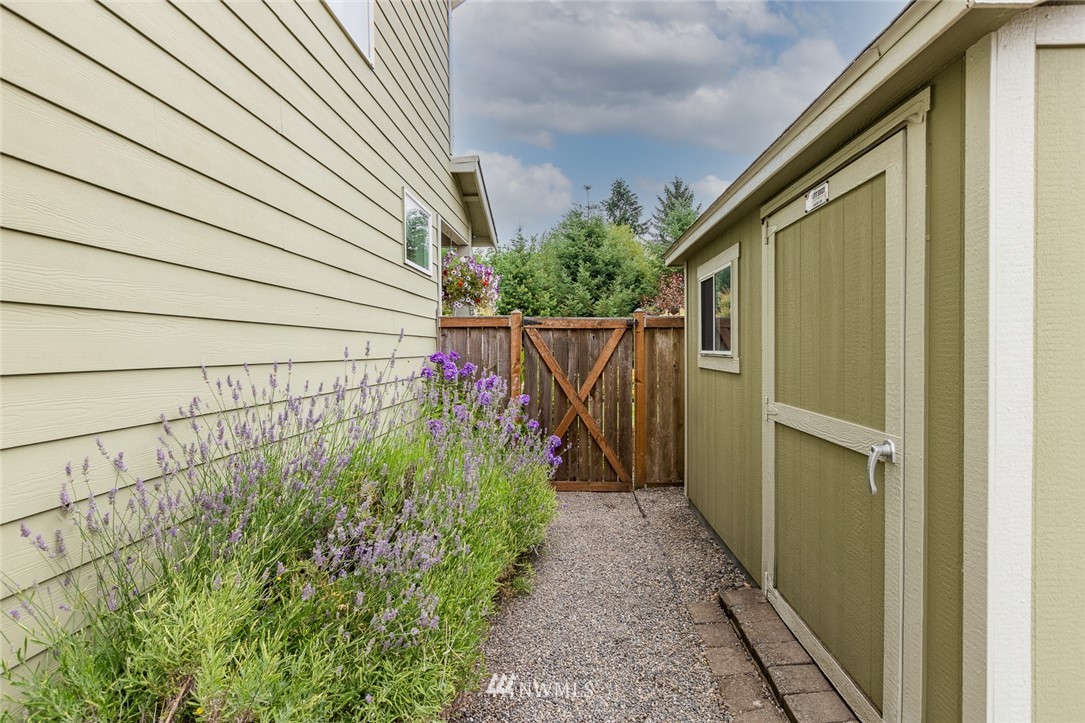 659 Shadow Avenue Northeast Renton, WA 98059 - Photo 33 of 37 a view of a pathway of a house