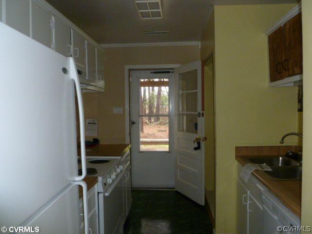 5718 Linda Road Sandston, VA 23150 - Photo 4 of 10 Kitchen