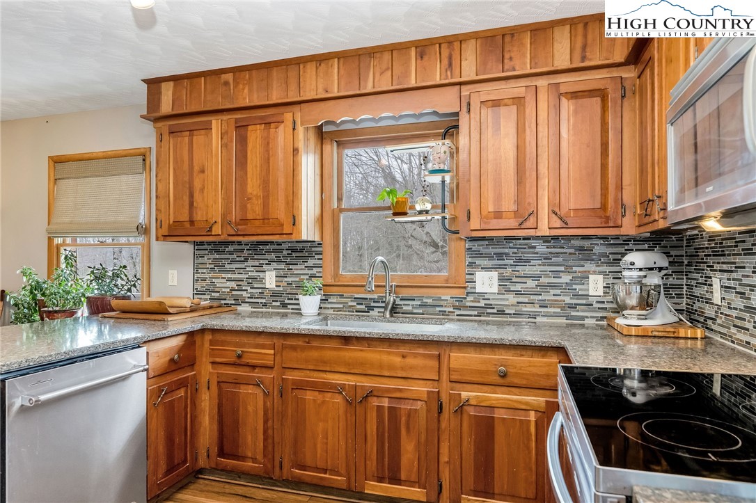 1417 Black Bear Inn Road West Jefferson, NC 28694 - Photo 13 of 27