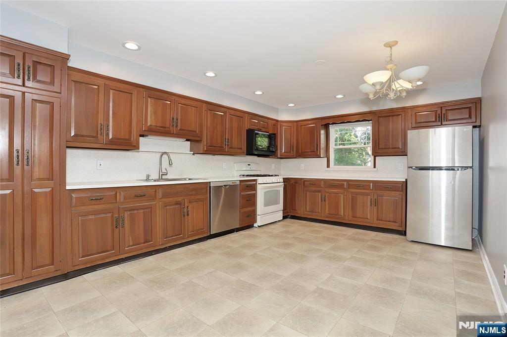 28-19 Warren Road Fair Lawn, NJ 07410 - Photo 8 of 41 Gallery Image 8
