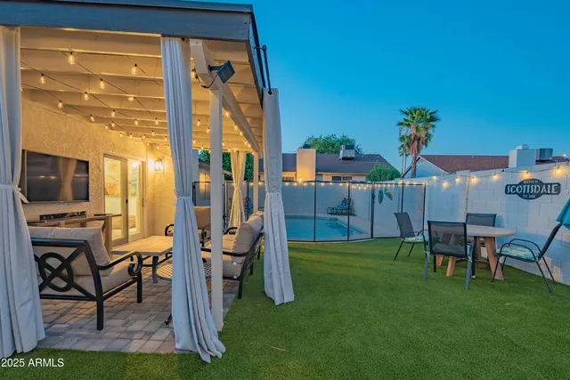a view of an chairs and tables in the back yard