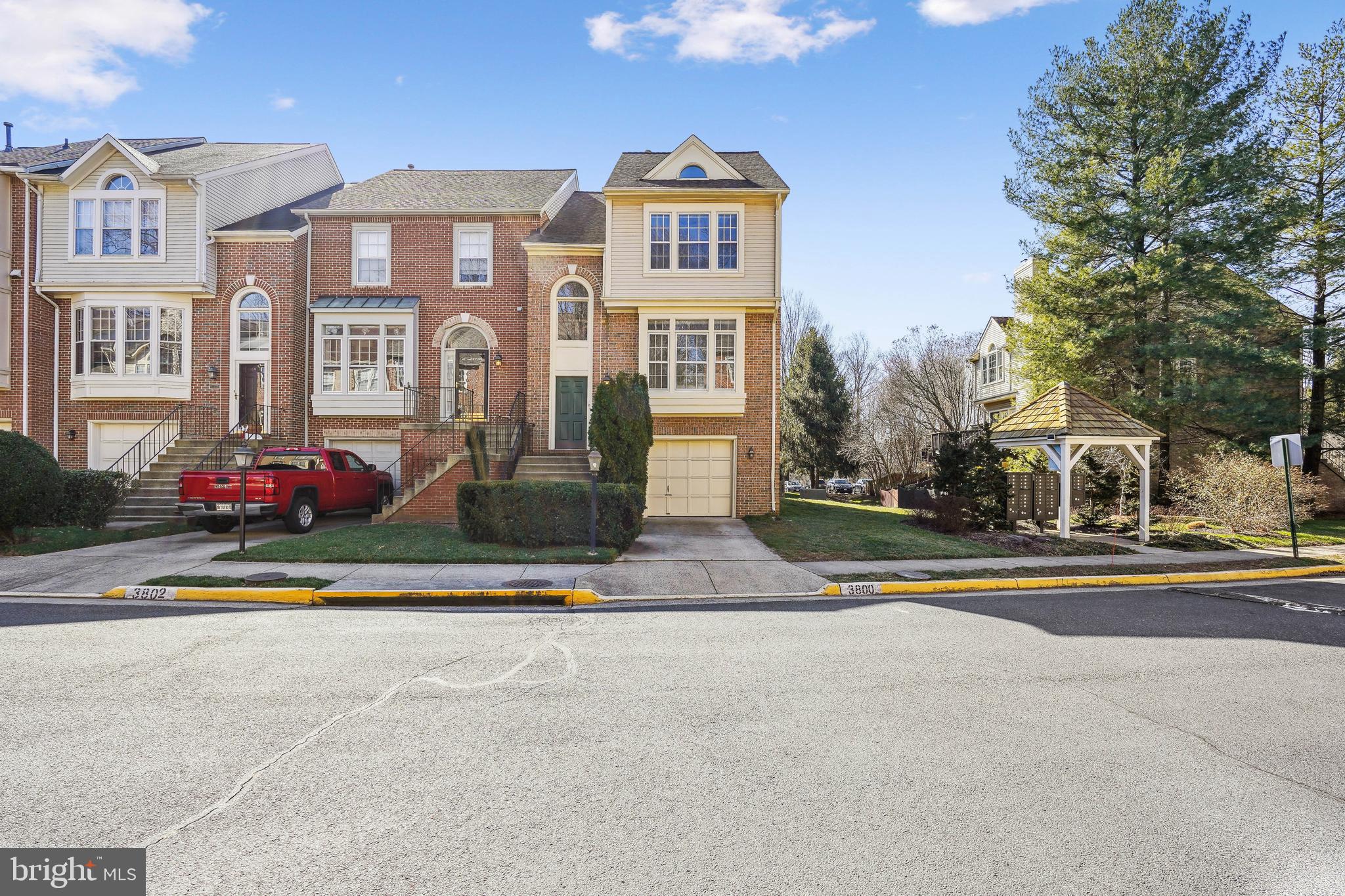 Beautiful End Unit Town Home