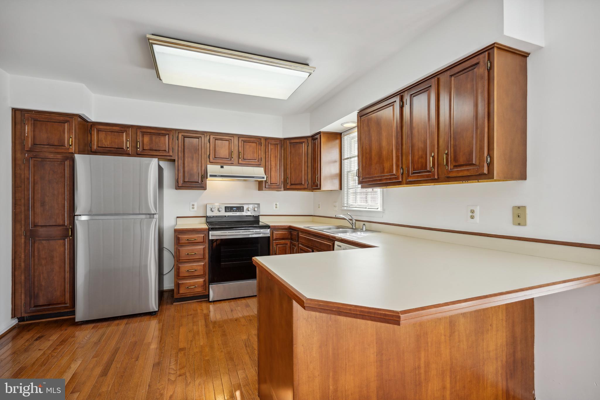 3800 Inverness Road Fairfax, VA 22033 - Photo 13 of 43 Cherry Cabinets