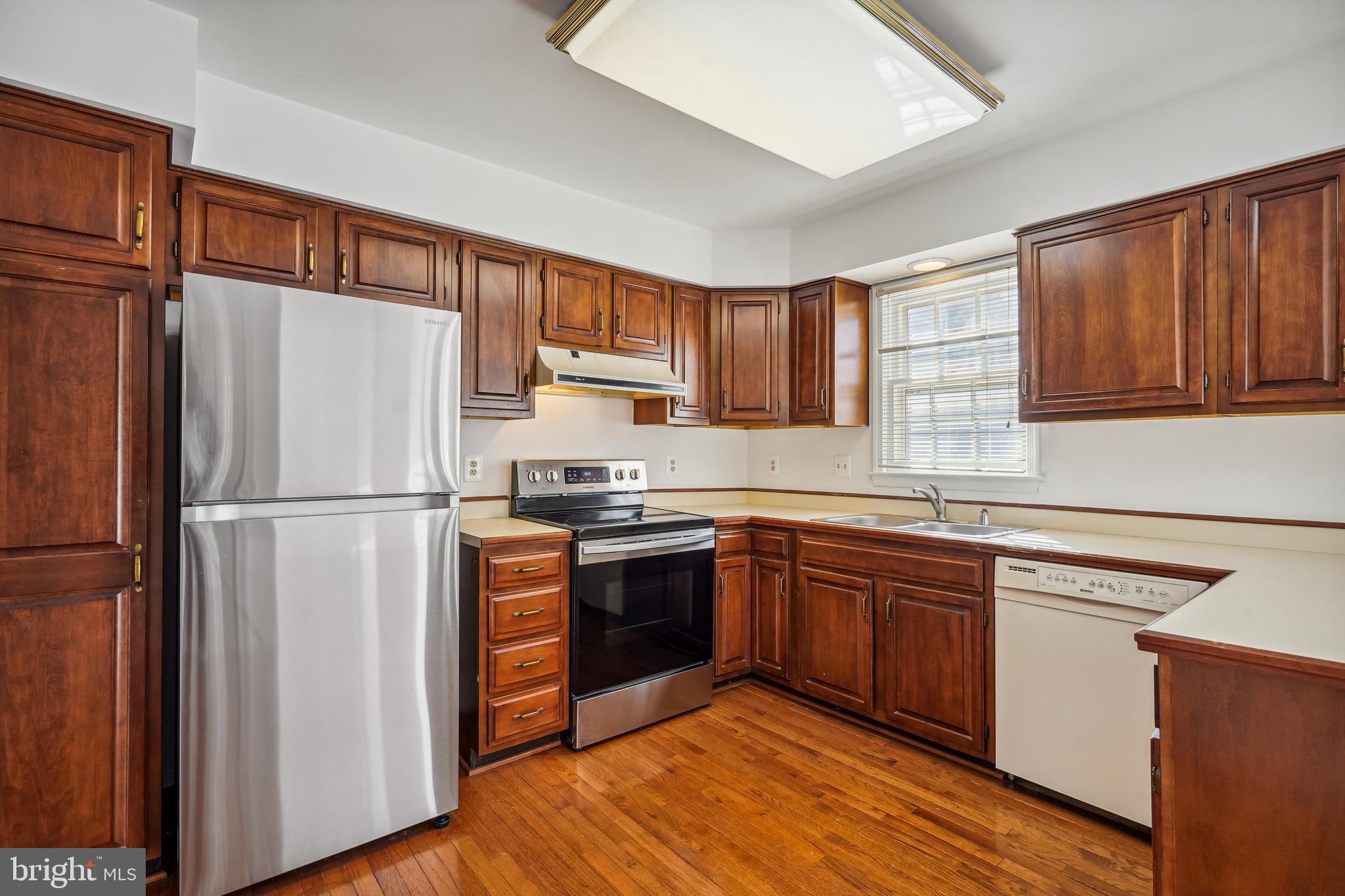 3800 Inverness Road Fairfax, VA 22033 - Photo 14 of 43 Hardwoods in the Kitchen