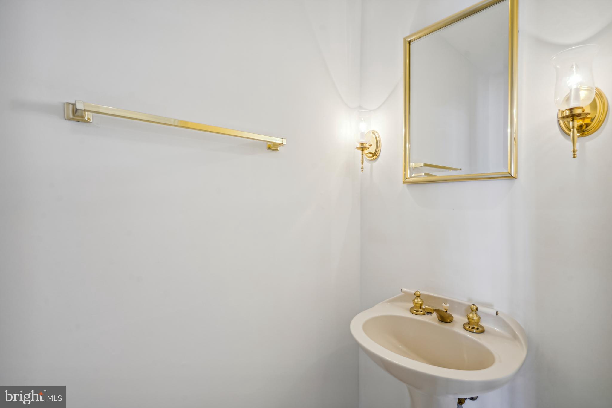 3800 Inverness Road Fairfax, VA 22033 - Photo 16 of 43 Half Bath on M/L