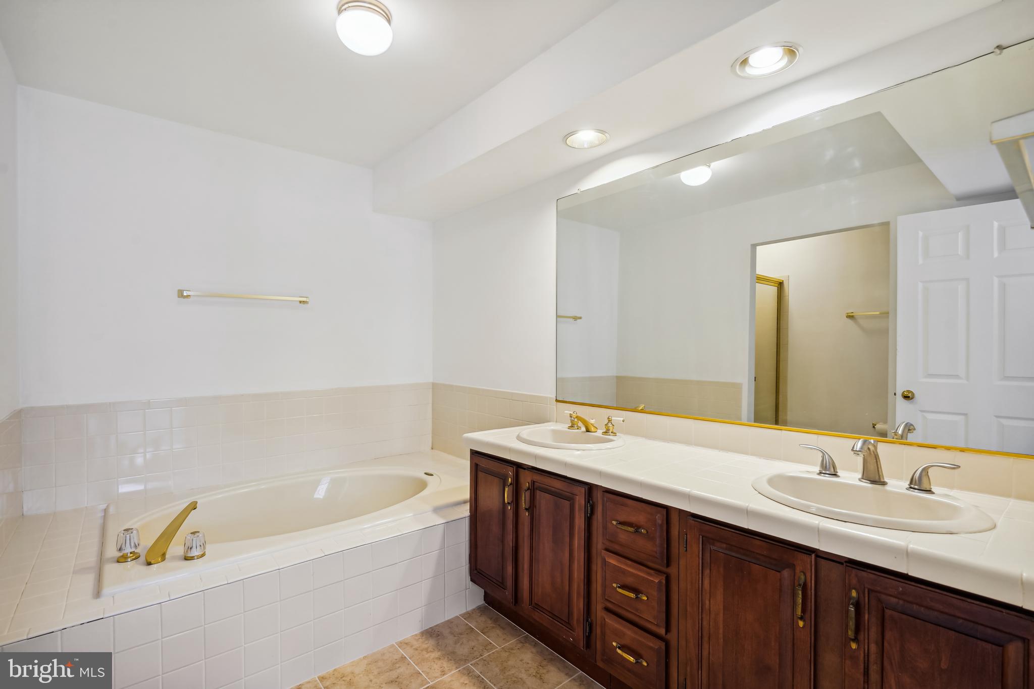 3800 Inverness Road Fairfax, VA 22033 - Photo 21 of 43 Double Vanity