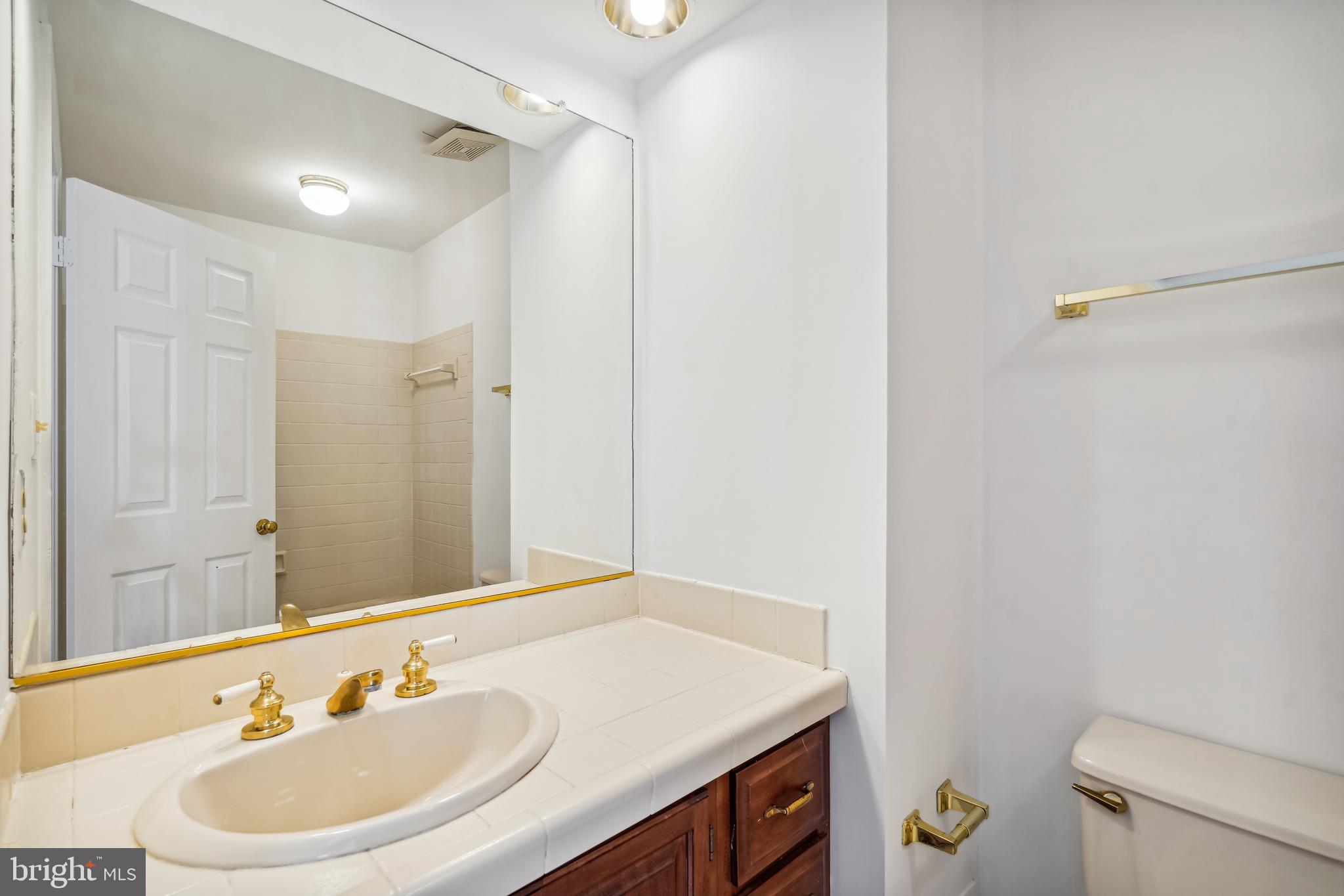 3800 Inverness Road Fairfax, VA 22033 - Photo 28 of 43 Hall Bath