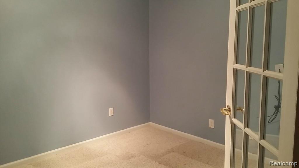 321 Mae Court Romeo, MI 48065 - Photo 3 of 16 20140507_073518.jpg