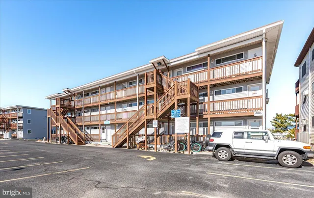 a car parked in front of a building
