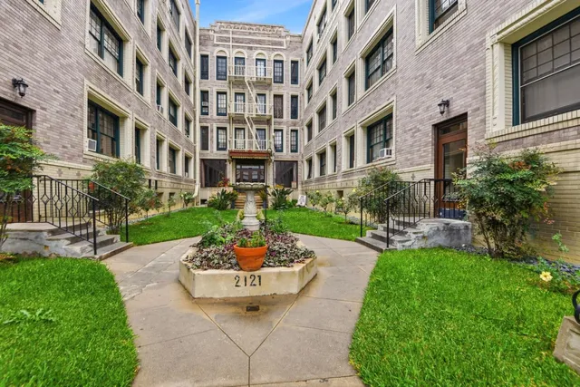 $1,215 | 2121 James M Wood Boulevard, Unit 322, Los Angeles, CA 90006