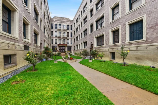$1,215 | 2121 James M Wood Boulevard, Unit 322, Los Angeles, CA 90006