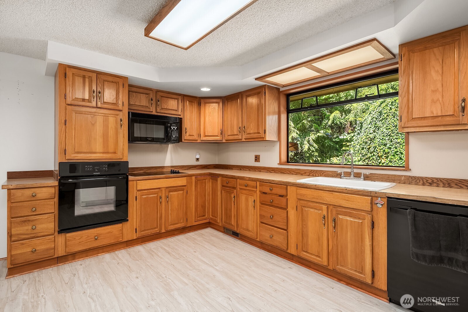 19510 Southeast May Valley Road Issaquah, WA 98027 - Photo 12 of 33 Gallery Image 12