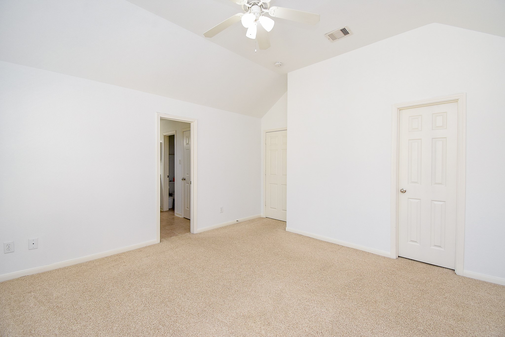 2202 Naomi Street, Unit 3 Houston, TX 77054 - Photo 31 of 42 an empty room with a chandelier fan and closet
