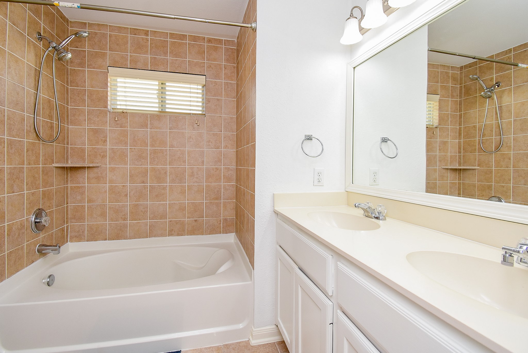 2202 Naomi Street, Unit 3 Houston, TX 77054 - Photo 34 of 42 a bathroom with a sink and a bathtub