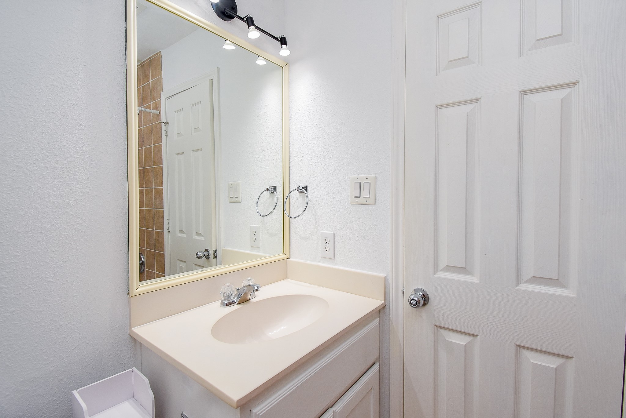2202 Naomi Street, Unit 3 Houston, TX 77054 - Photo 38 of 42 a bathroom with a sink and a mirror