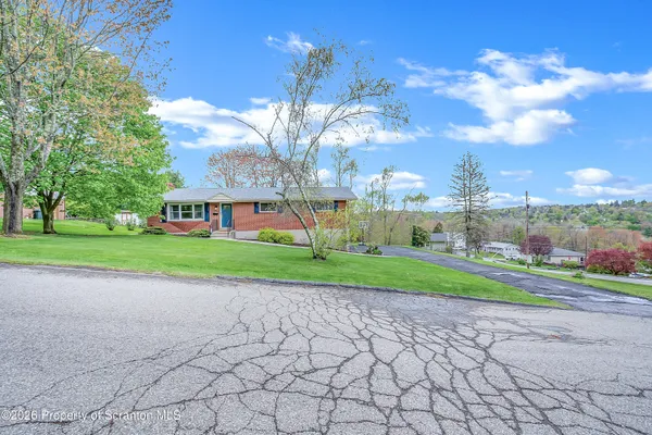 $389,900 | 402 Tulip Circle, Clarks Summit, PA 18411