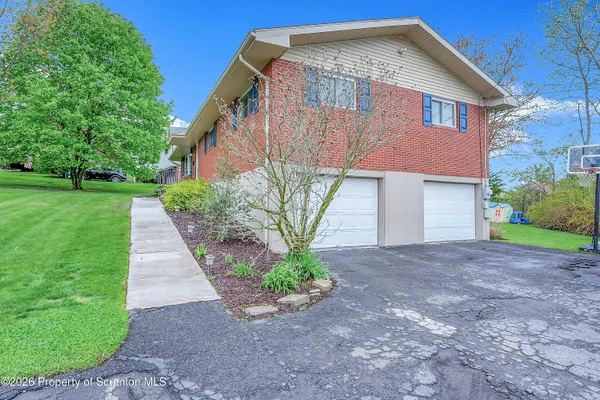 $389,900 | 402 Tulip Circle, Clarks Summit, PA 18411