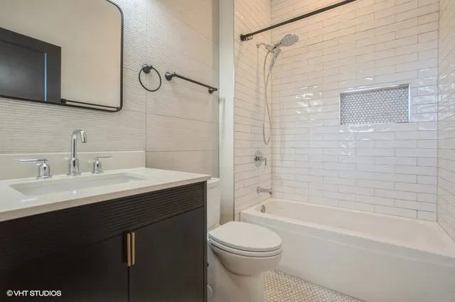 $2,950 | 456 East Oakwood Boulevard, Unit 3, Chicago, IL 60653