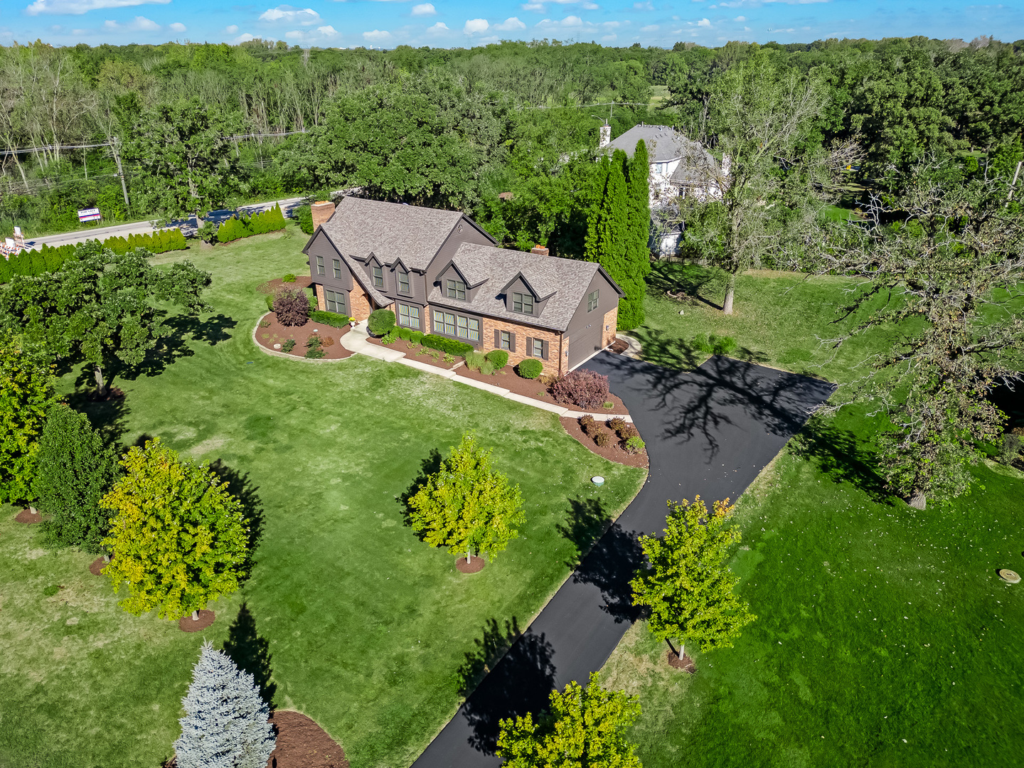 2 Carriage Lane Lemont, IL 60439 - Photo 4 of 44 an aerial view of a house with a garden