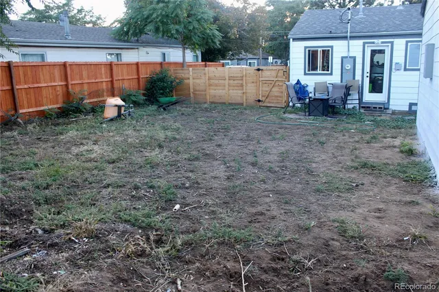 a view of a house with backyard