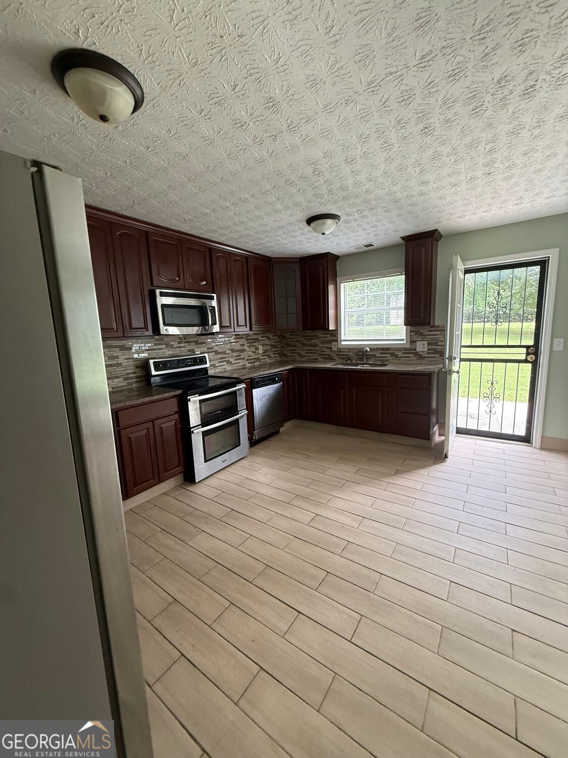 755 Tara Bend Hampton, GA 30228 - Photo 6 of 32 Kitchen