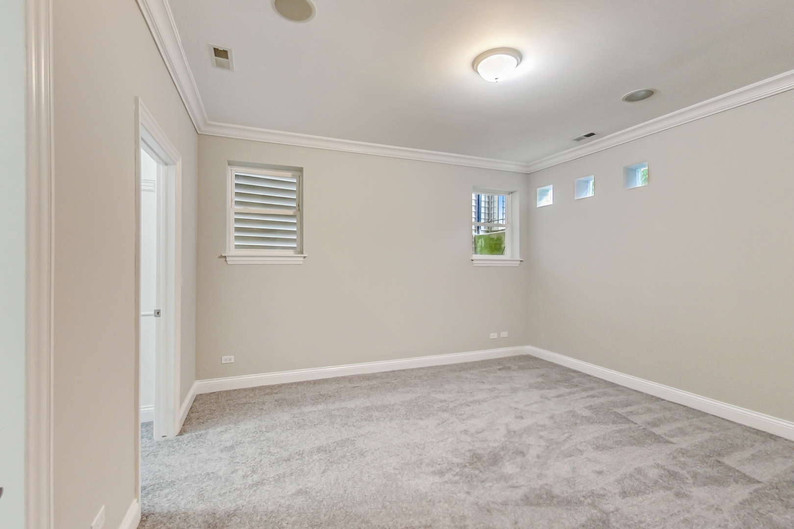 1231 East 46th Street, Unit GE Chicago, IL 60653 - Photo 11 of 16 an empty room with windows