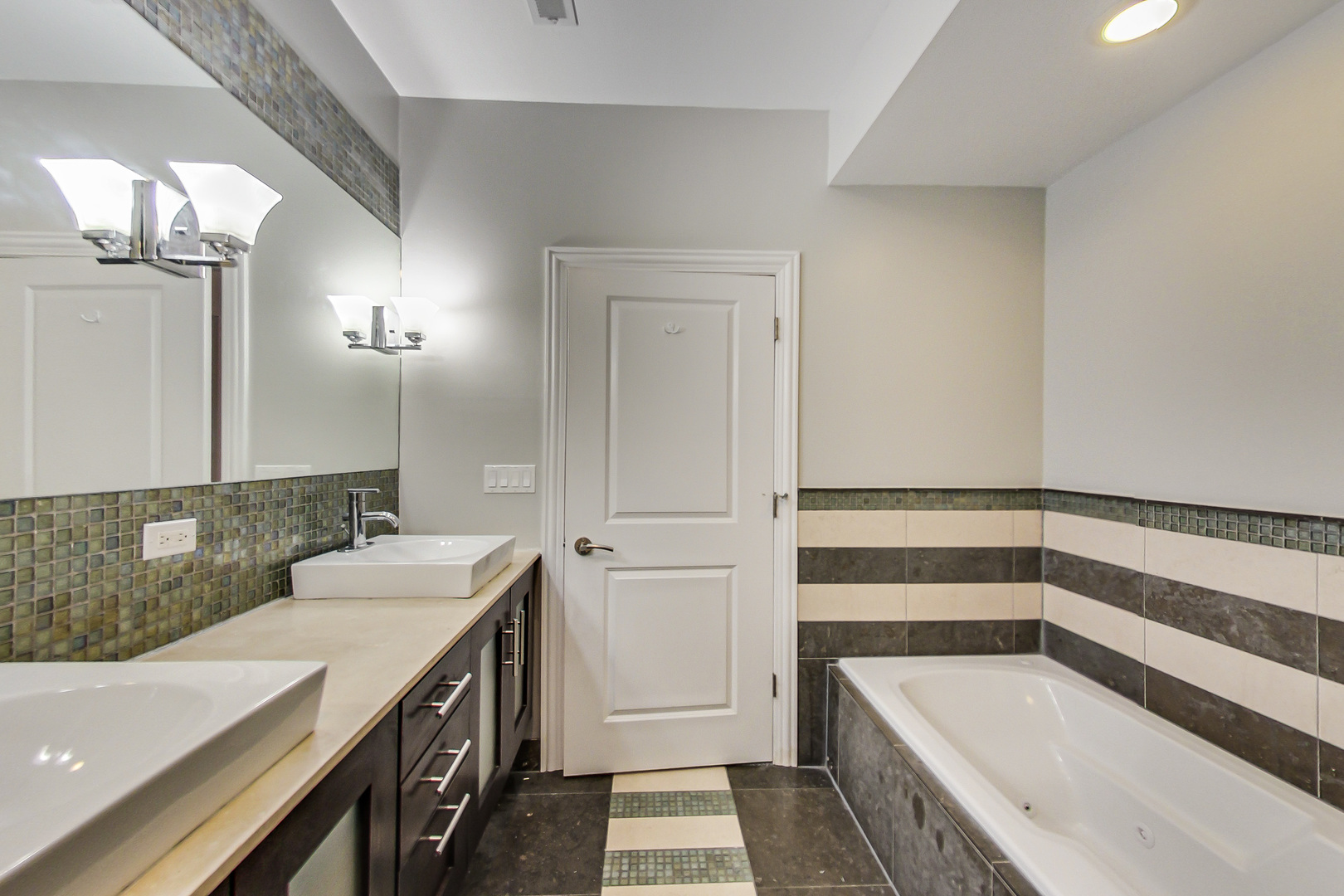 1231 East 46th Street, Unit GE Chicago, IL 60653 - Photo 13 of 16 a bathroom with a double vanity sink a mirror and a bathtub