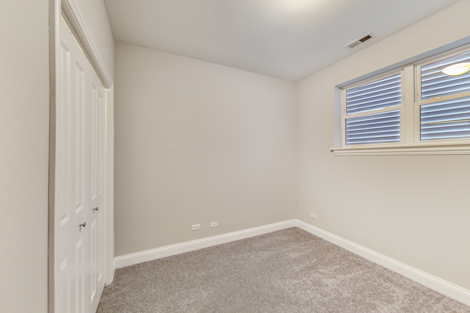 1231 East 46th Street, Unit GE Chicago, IL 60653 - Photo 9 of 16 an empty room with a window