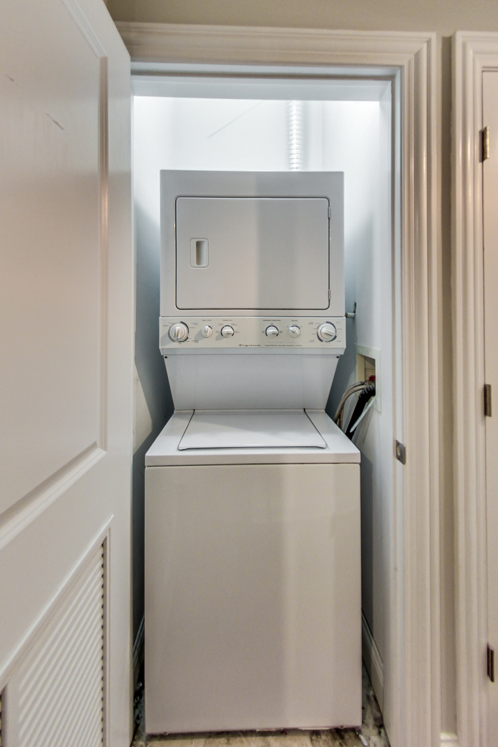 1231 East 46th Street, Unit GE Chicago, IL 60653 - Photo 10 of 16 a utility room with dryer and washer
