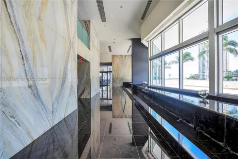$695,000 | 325 South Biscayne Boulevard, Unit 3921, Miami, FL 33131