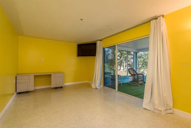 a view of livingroom with furniture