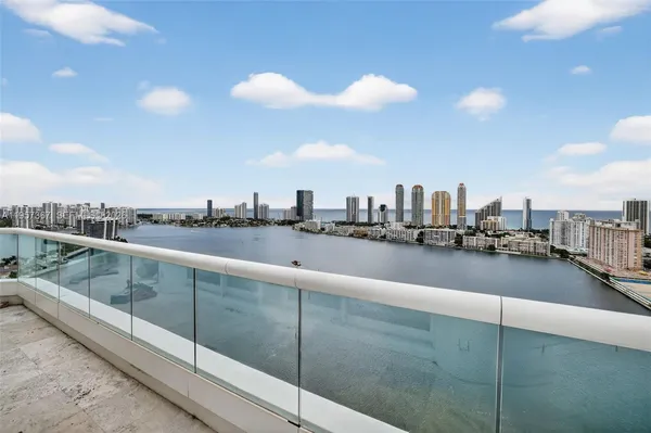 $5,995,000 | 2600 East Island Boulevard, Unit PH1, Aventura, FL 33160