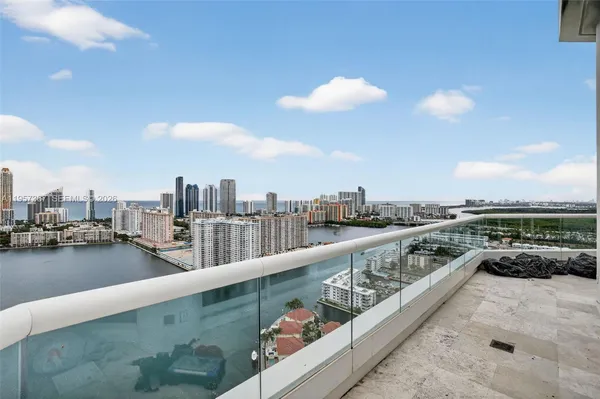 $5,995,000 | 2600 East Island Boulevard, Unit PH1, Aventura, FL 33160