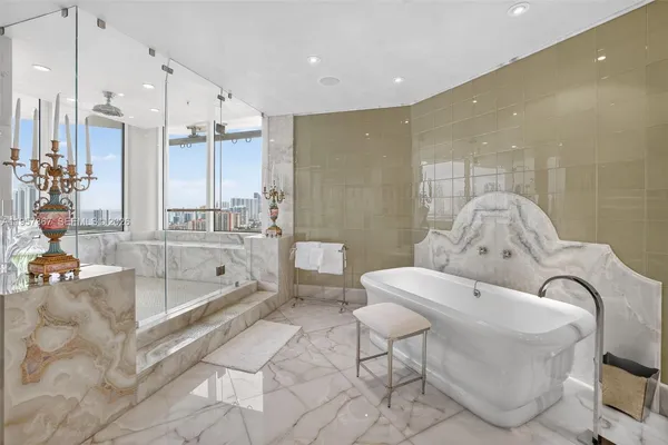 $5,995,000 | 2600 East Island Boulevard, Unit PH1, Aventura, FL 33160