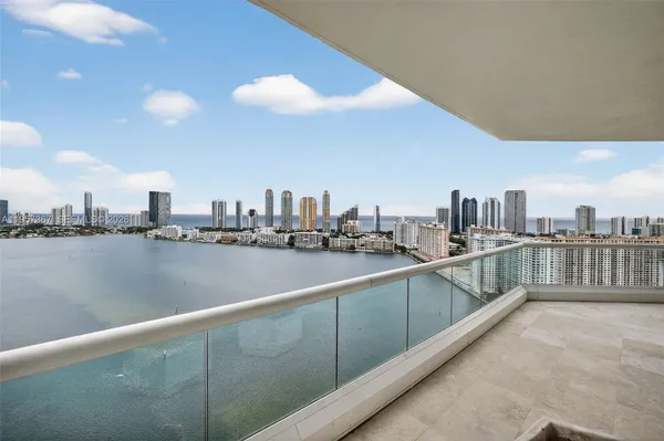 $5,995,000 | 2600 East Island Boulevard, Unit PH1, Aventura, FL 33160