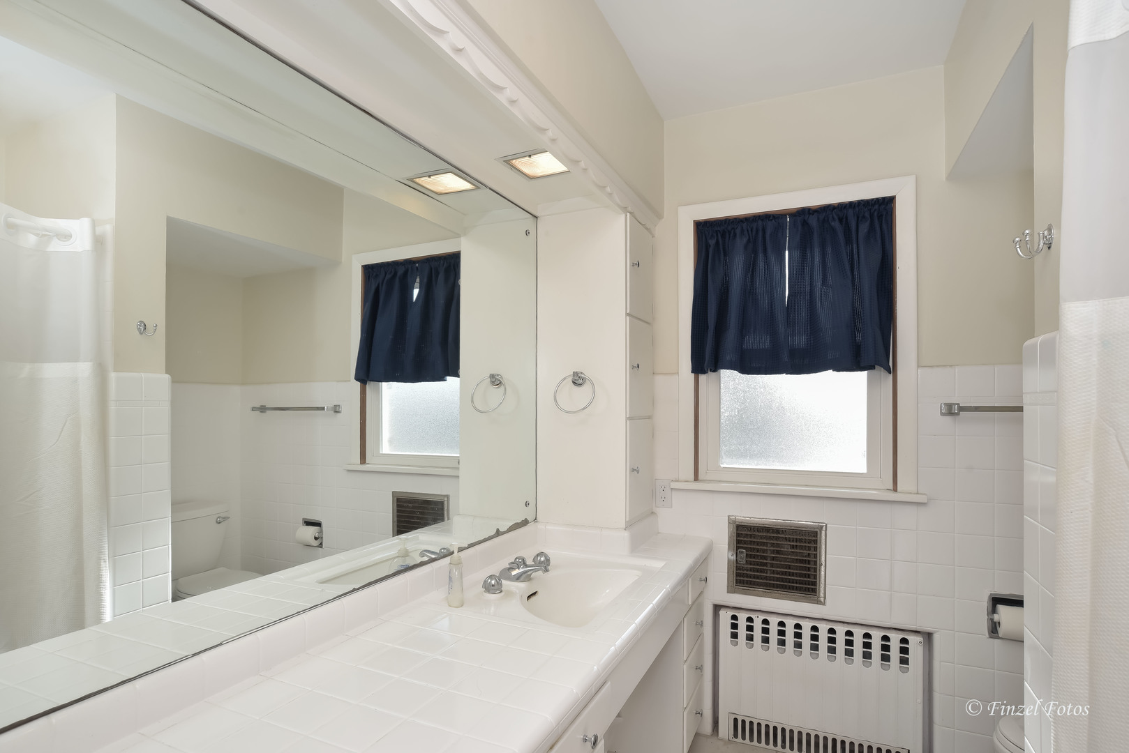 13N055 Coombs Road Elgin, IL 60124 - Photo 24 of 34 a bathroom with a tub sink and mirror